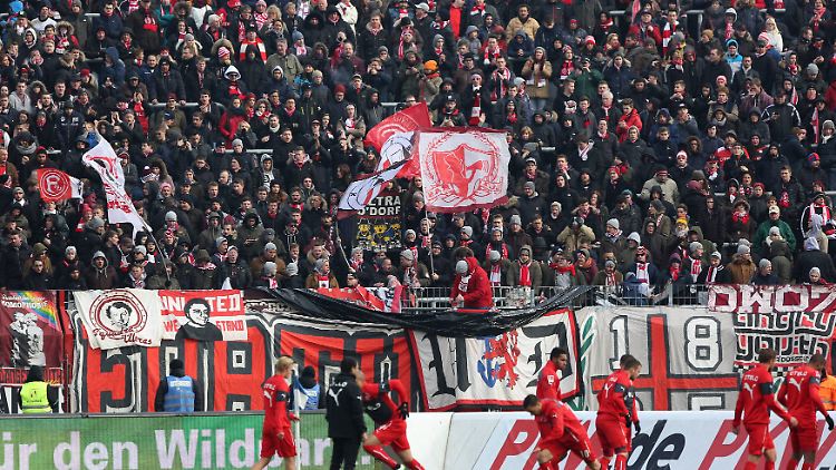 In Leipzig werden viele Plätze im Fanblock der Düsseldorfer leer bleiben. Das war im Auswärtsspiel gegen den KSC ganz anders.