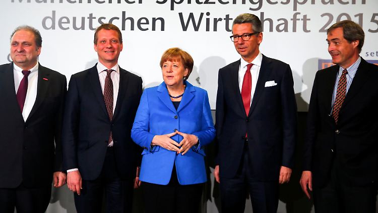 Die Kanzlerin und die Wirtschaftskapitäne.