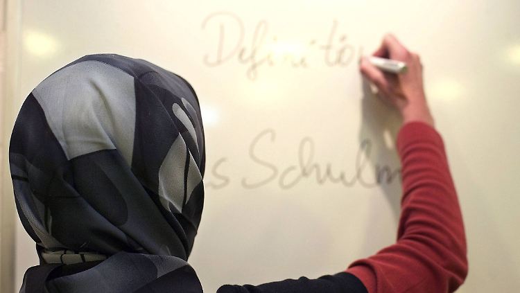 Was ein Lehrer im Kopf hat, ist nicht an der vorhandenen oder nicht vorhandenen Kopfbedeckung zu erkennen.
