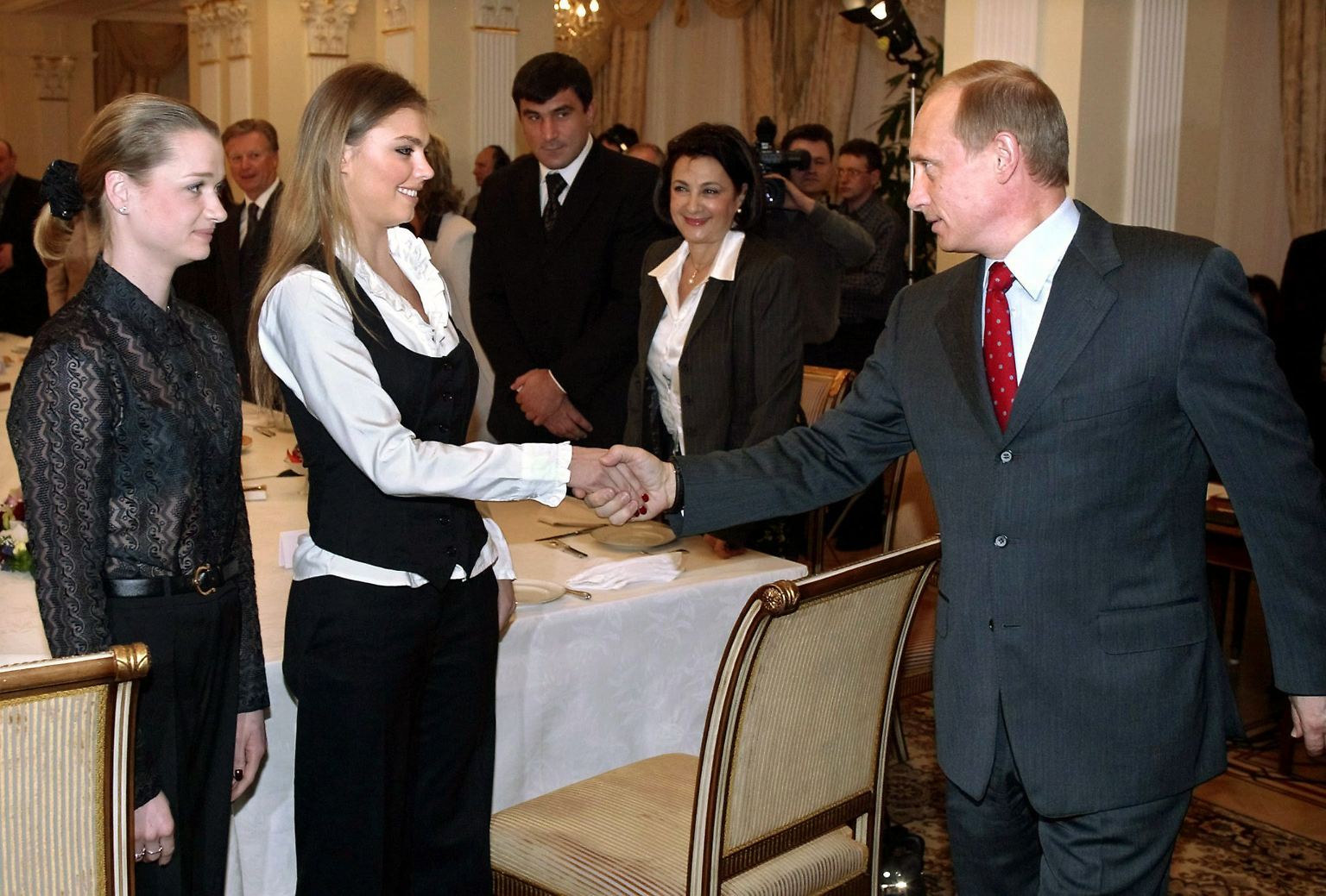 Ein tiefer Blick in die Augen. Wladimir Putin und Alina Kabajewa auf einem Bild aus dem Jahr 2004 - läuft hier mehr?