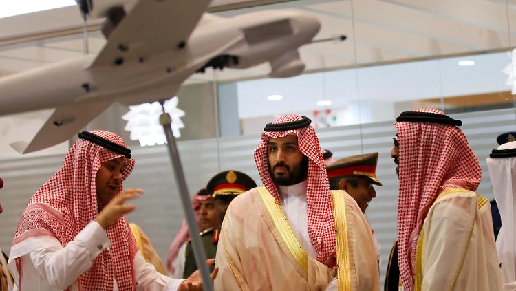Hochgerüstete Region: Im Februar besuchte der saudische Verteidigungsminister, Prinz Mohammed bin Salman (M.), die Waffenmesse von Abu Dhabi. 