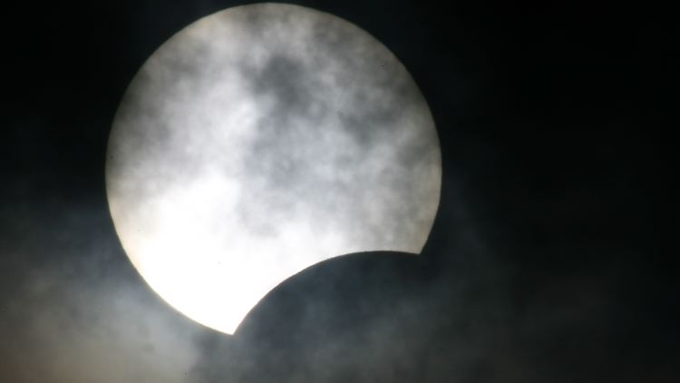 Wenn sich der Mond vor die Sonne schiebt, zittern die Netzbetreiber in Deutschland.