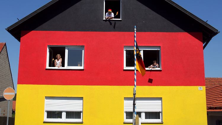 Deutsche Privatanleger investieren im Vergleich zu anderen Ländern wenig in Aktien - und lieber in ihr Eigenheim.