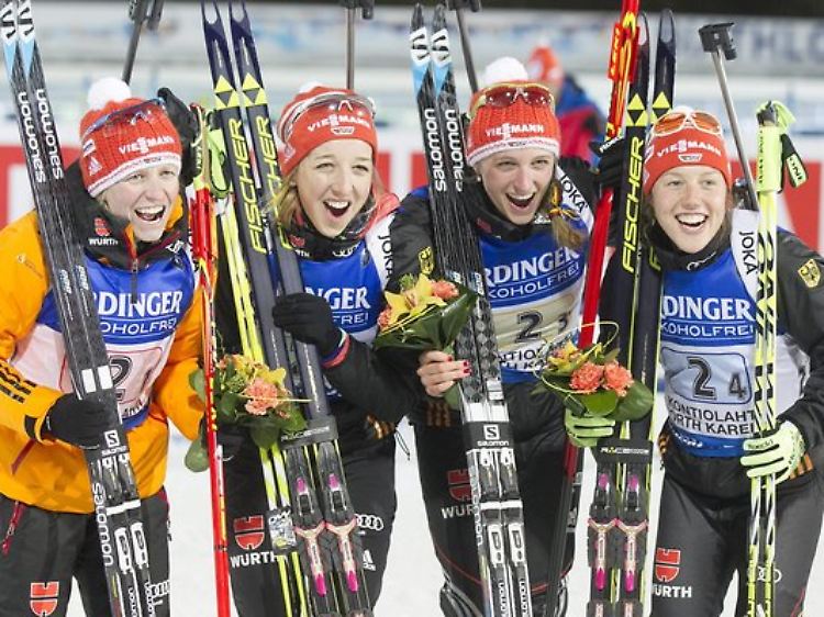 Franziska Hildebrand, Franziska Preuss, Vanessa Hinz und Laura Dahlmeier (vlnr) nach dem Triumph.