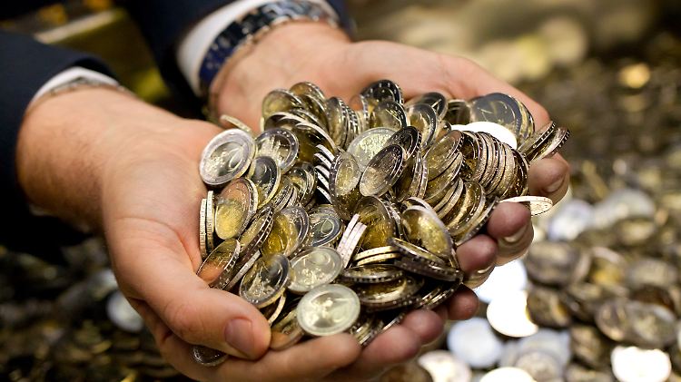 Dank reichlicher Steuereinnahmen, kann die Bundesregierung jetzt wieder mehr Geld ausgeben. Die Opposition hätte es jedoch anders verteilt.