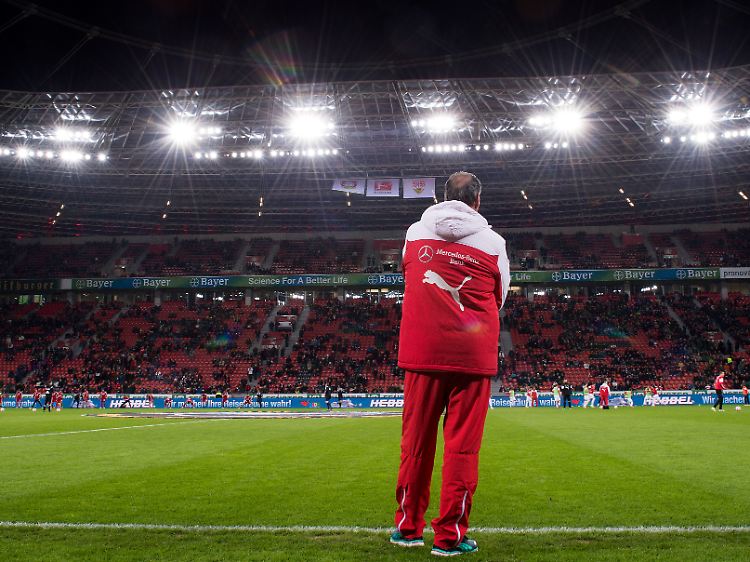 Debakel am 25. Spieltag der Fußball-Bundesliga: Stuttgarts Trainer Huub Stevens steht vor dem Spiel in der in der BayArena in Leverkusen an der Seitenlinie.