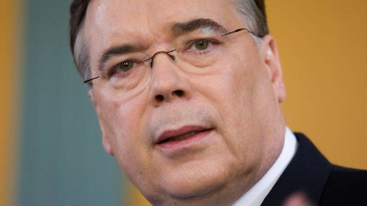 Der 2.300 Seiten umfassende Bericht bescheinigt dem früheren Regierungschef Haarde "krasse Pflichtverletzung".