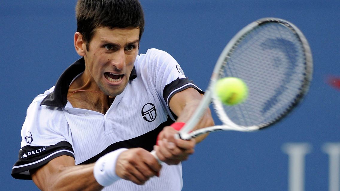 Novak Djokovic ringt Roger Federer nieder.