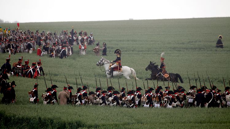Auf dem ehemaligen Schlachtfeld von Waterloo stellen Laiendarsteller die Schlacht von 1815 nach.
