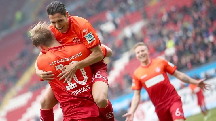 Jubel auf dem Betzenberg: Kaiserslauterns Philipp Hofmann freut sich nach seinem Treffer zum 2:0 mit  Karim Matmour.