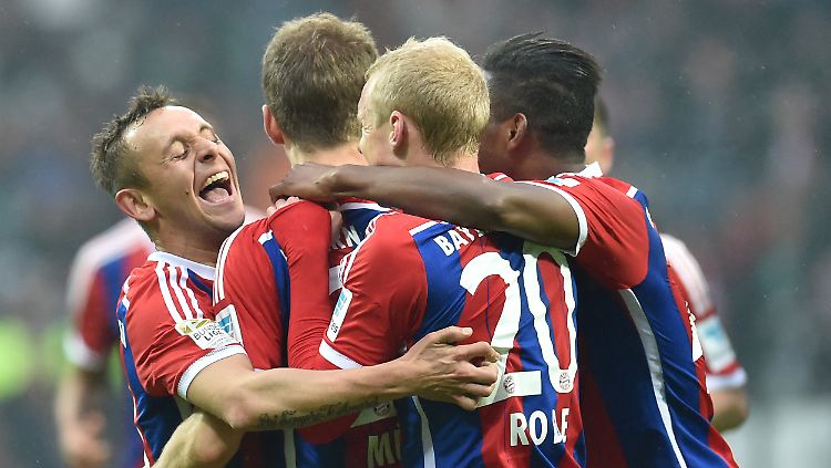 Jubel, Trubel, Heiterkeit: Die Fußballer des FC Bayern feiern in Bremen.