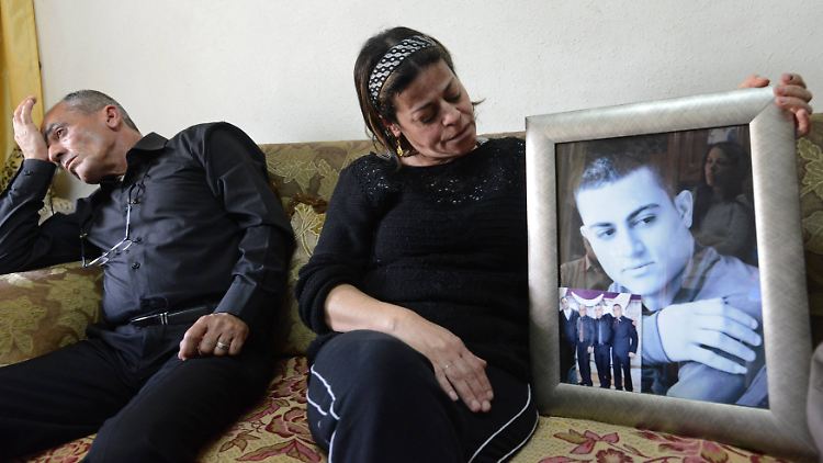Die Eltern des Ermordeten. Sie dementieren, dass ihr Sohn für den Mossad spioniert haben soll.