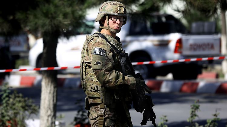 Vor dem US-Militärcamp in Kabul.