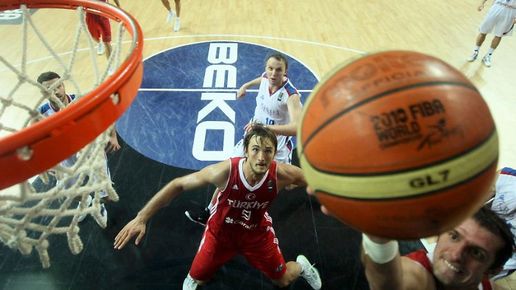 Der Moment des Triumphs: Kerem Tunceri legt den Ball in den Korb.