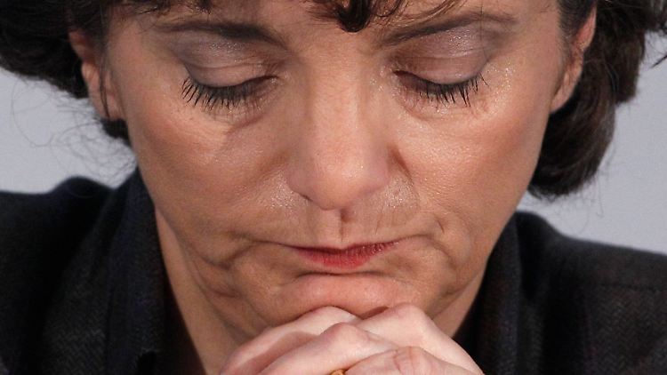 HRE-Chefin Manuela Better wartet auf bessere Zeiten. Dass weitere Staatsgarantien notwendig sind, löst Empörung aus. Banker aber beschwichtigen. Eine neue Schieflage gibt es nicht.