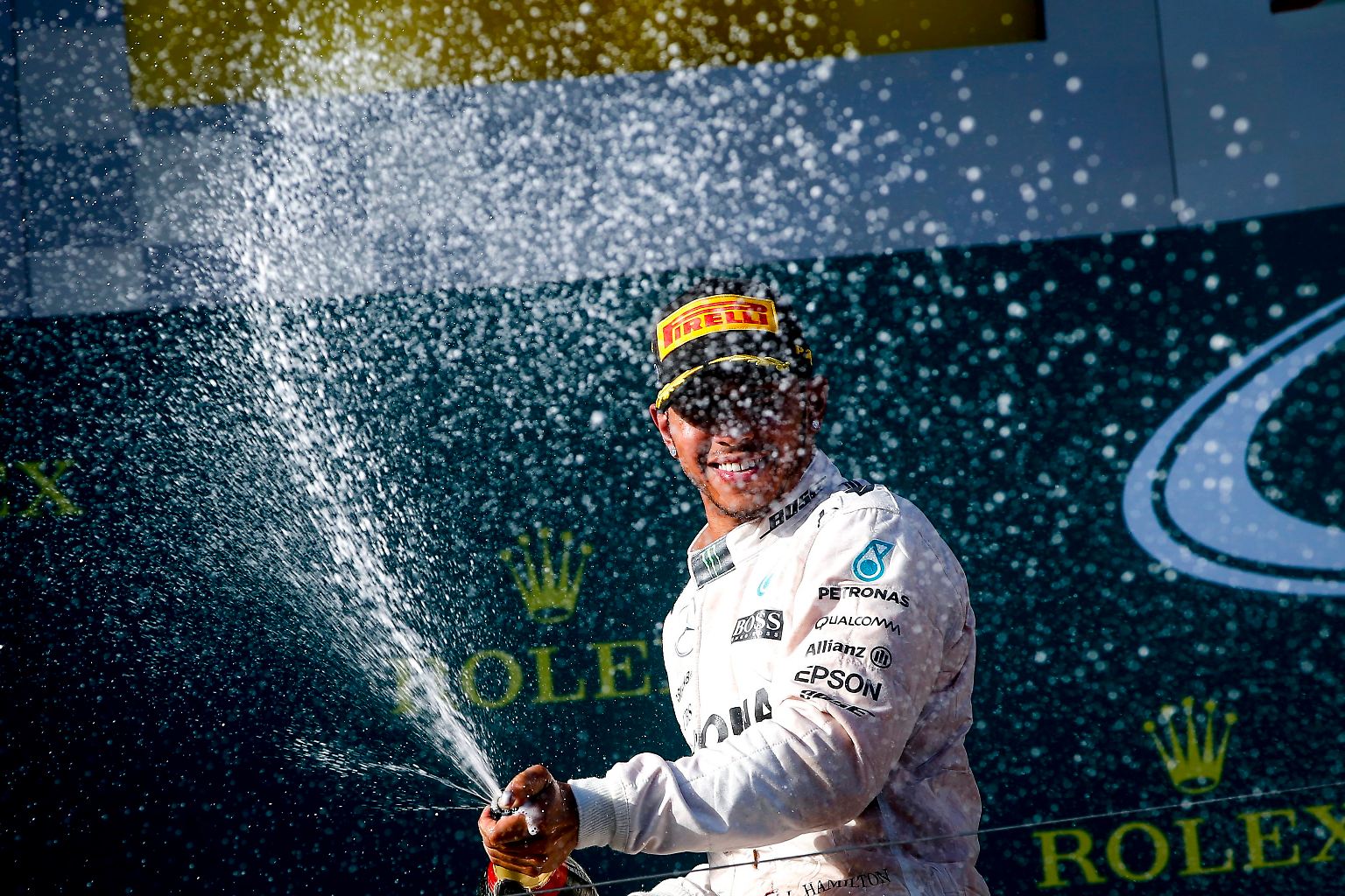 Weltmeister Lewis Hamilton hat nach einer fehlerfreien Vorstellung das chaotische erste Rennen der neuen Formel-1-Saison gewonnen. 