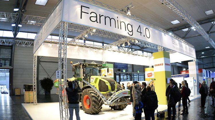Auch die Feldarbeit wird digital: Ein vernetzter Traktor am Stand von Claas zieht bei der CeBIT-Highlight-Tour die Aufmerksamkeit der Presse auf sich.