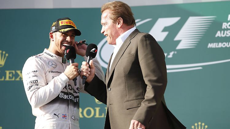  "Ich dachte, du wärst größer": Lewis Hamilton spricht mit Arnold Schwarzenegger.