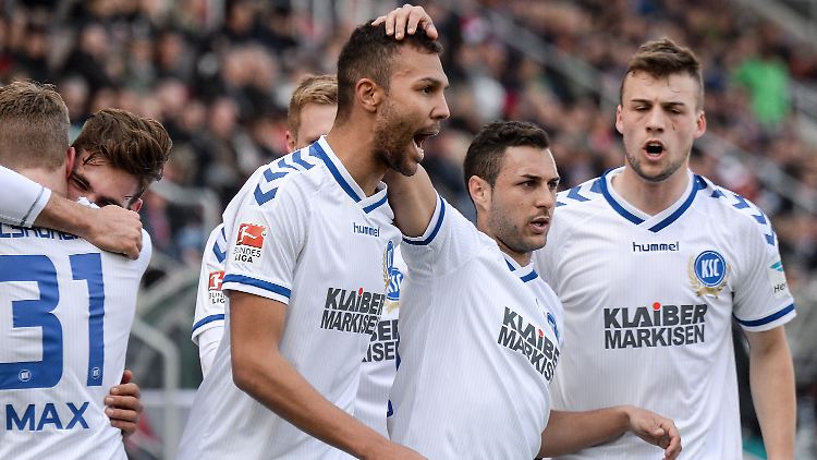 Geht doch: Karlsruhes Daniel Gordon jubelt mit seinen Teamkollegen Manuel Torres und Jonas Meffert nach seinem Treffer zum 0:1 in Ingolstadt.
