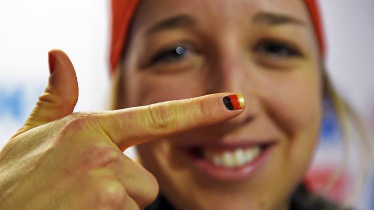 Franziska Preuß hält die deutschen Farben hoch: Sie gewinnt Silber im Massenstart und Gold mit der Staffel.