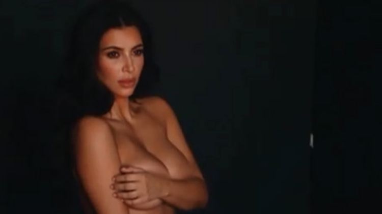 Kim Kardashian macht sich mal wieder frei vor der Kamera.