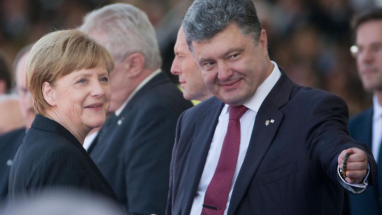 Poroschenko kommt noch heute in Berlin mit Merkel zusammen. Diese Aufnahme entstand im Juni 2014 in Ouistreham in Frankreich bei der zentralen Gedenkfeier zum 70. Jahrestag der Landung der Alliierten Streitkräfte in der Normandie.