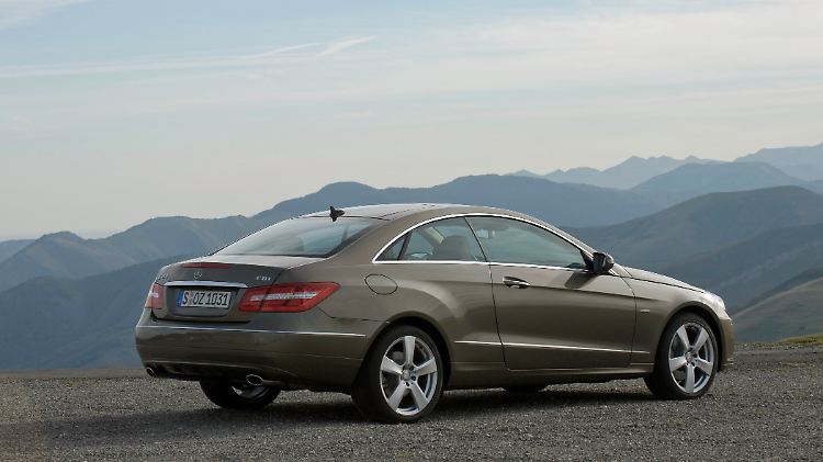 Auch wenn das seit 2009 gebaute E-Klasse Coupé mit seinem Platzangebot nicht mit der C-Klasse mithalten kann, ist es für die vier Insassen dort nicht wirklich eng.