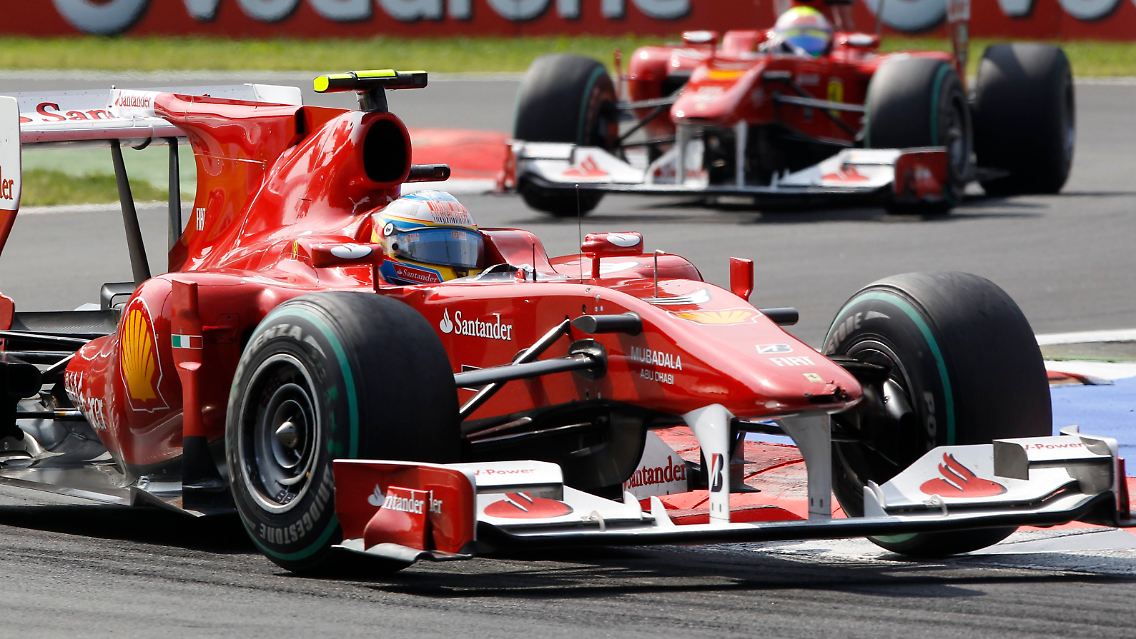 Fernando Alonso kommt nach einem Boxenstopp an Button vorbei und übernimmt die Führung.