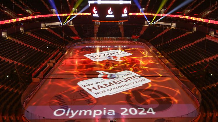 Die Eisfläche der O2 World in Hamburg wird bei der Bekanntgabe der Olympia Empfehlung des DOSB zur Bewerberstadt Hamburg in den olympischen Farben angestrahlt.