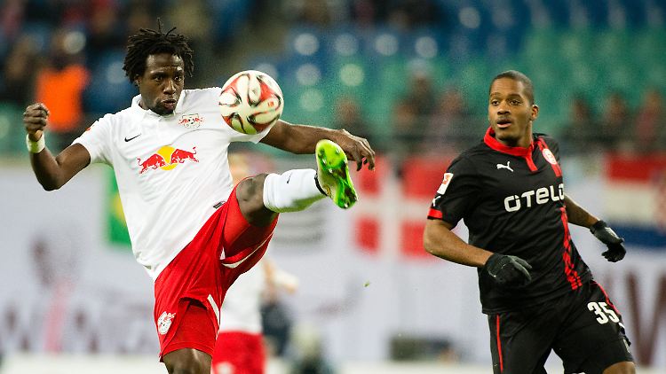 Leipzigs Verteidiger Rodnei, hier im Duell mit Fortunas Charlison Benschop, traf zur 1:0-Führung für den Aufsteiger.