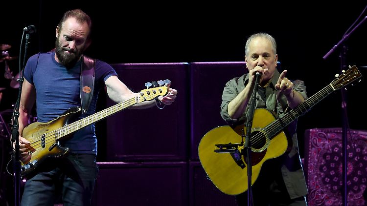 Sting und Paul Simon: on stage together.