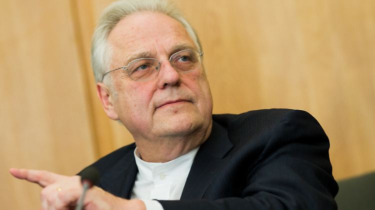 Vom Landgericht Düsseldorf war Achenbach in einem Zivilprozess zur Zahlung von 19,4 Millionen Euro Schadenersatz an die Albrecht-Erben verurteilt worden.