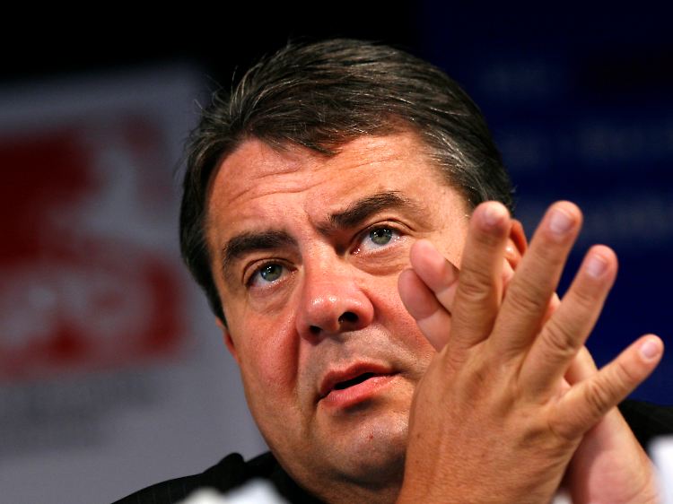 SPD-Chef Sigmar Gabriel, setzte sich auf dem ordentlichen Bezirksparteitag der SPD Nord-Niedersachsen in Ritterhude kritisch mit Bundesbank-Vorstand und SPD-Mitglied Thilo Sarrazin auseinander.