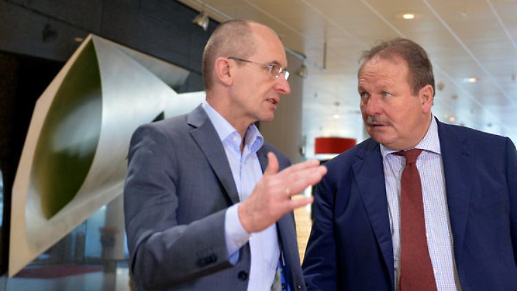 Verdi-Chef Frank Bsirske (r) und Achim Meerkamp machen den Arbeitgebern wenig Hoffnung.