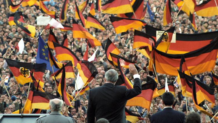 Helmut Kohl bei einer Wahlkampfveranstaltung der "Allianz für Deutschland" am 20. Februar 1990 auf dem Erfurter Domplatz.