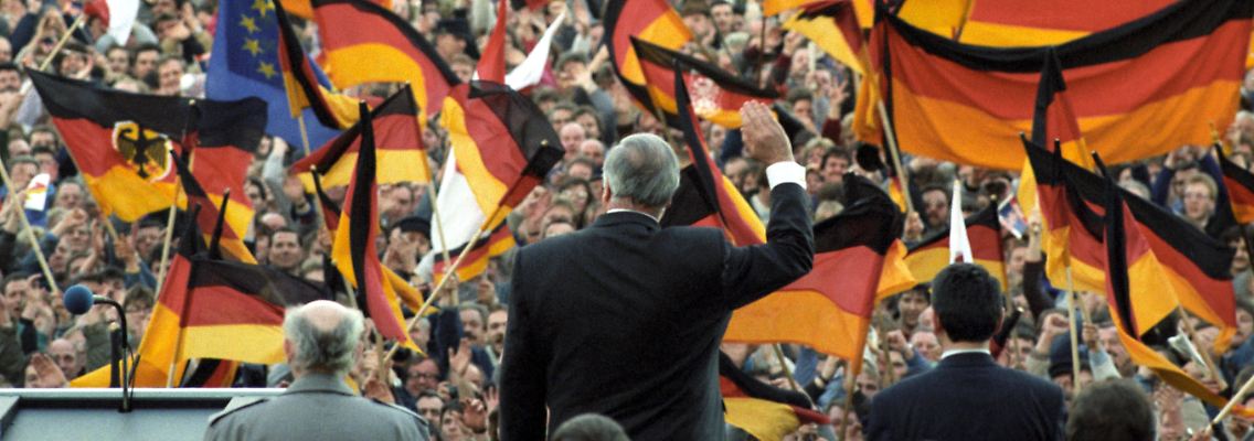 Helmut Kohl bei einer Wahlkampfveranstaltung der "Allianz für Deutschland" am 20. Februar 1990 auf dem Erfurter Domplatz.