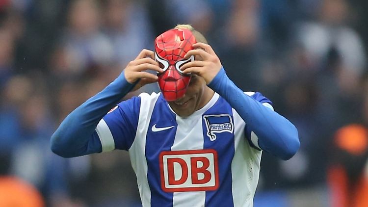 "Es ging um meinen kleinen Freund Jannik, der an Krebs erkrankt ist. Ich habe ihm versprochen, dass er, wenn er die erste Etappe seiner Chemotherapie schafft, mit mir aufläuft und ich die Spiderman-Maske aufsetze, wenn ich treffe": Änis Ben-Hatira.
