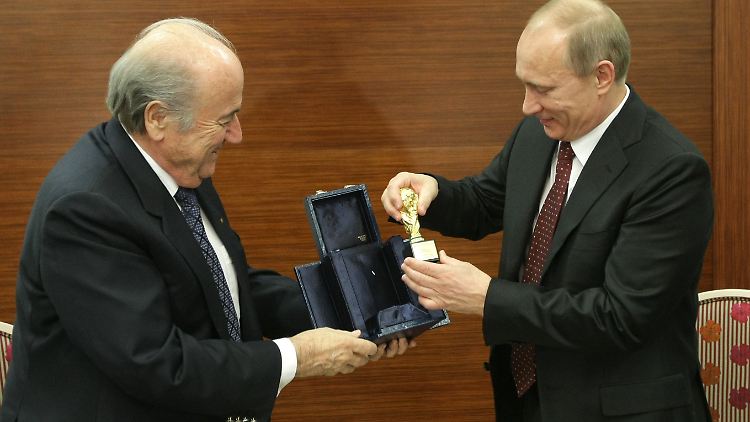 FIFA-Präsident Blatter (r.) überreichte Putin im Januar 2011 eine Miniatur-Ausgabe des FIFA World Cups. Zuvor hatte die FIFA Russland offiziell als Ausrichter der WM 2018 bestätigt. 
