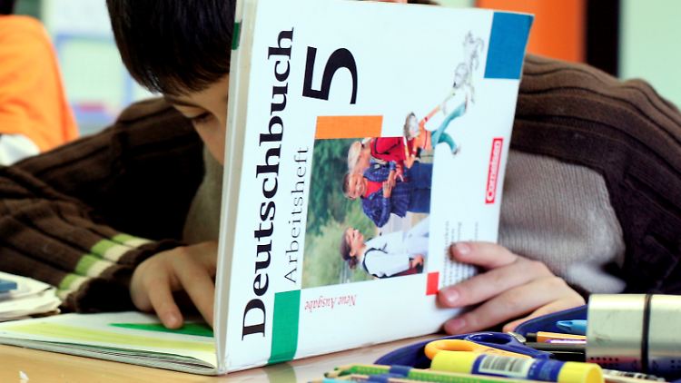 Das Thema Migration wird in Schulbüchern zu negativ dargestellt. Zu diesem Ergebnis kommt eine aktuelle Studie.