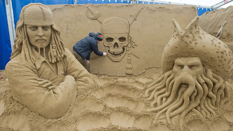 Jack Sparrow aus Sand: Auf Rügen sind derzeit Skulpturen aus Film und Fernsehen zu bestaunen.