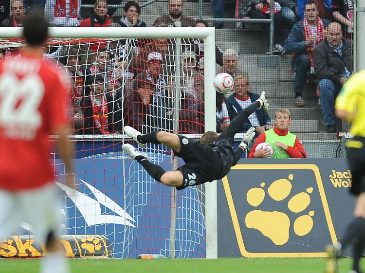 Lukas Podolski aus rund 30 Metern: Der Ball trifft den Pfosten und wird zur Vorlage für das 1:0.