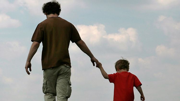 Von wem ein betrogener Vater den Unterhalt für das Kind eines anderes zurückbekommt, ist weiterhin ungeklärt.