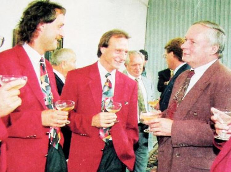 Schredder-Look-Beweisfoto: Trainer Peter Neururer, sein Assistent Rüdiger Abramczik - und Oskar Lafontaine.