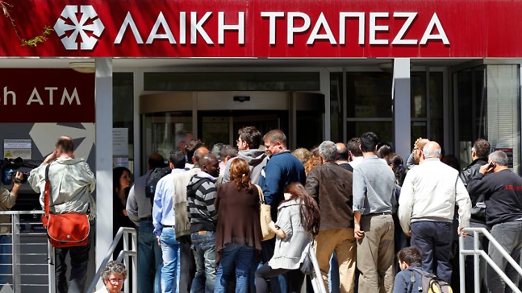 März 2013: Kunden der Laiki Bank wollen ihr Geld abholen. Die Bank muss im Gegenzug für die Troika-Hilfen abgewickelt werden.