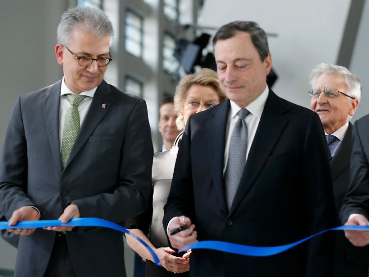 Hessens Wirtschaftsminister Tarek Al-Wazir (l.) und EZB-Chef Mario Draghi weihen das Gebäude ein.