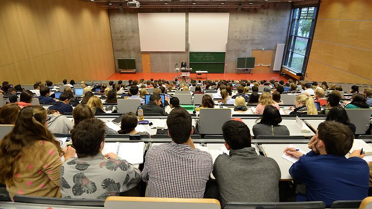 Studienanfänger in einem Hörsaal in Potsdam.
