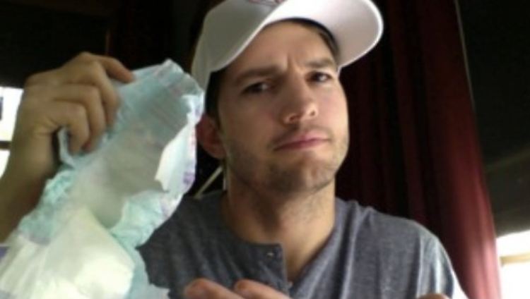 Windeln findet Ashton Kutcher gut - sofern er sie denn auch wechseln darf. Auf öffentlichen Toiletten ist das schwierig.