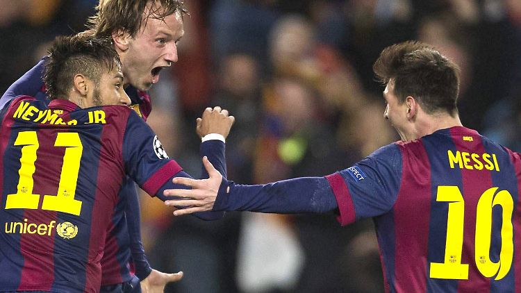 Ivan Rakitic (l.) jubelt über seinen Treffer gegen Manchester City.