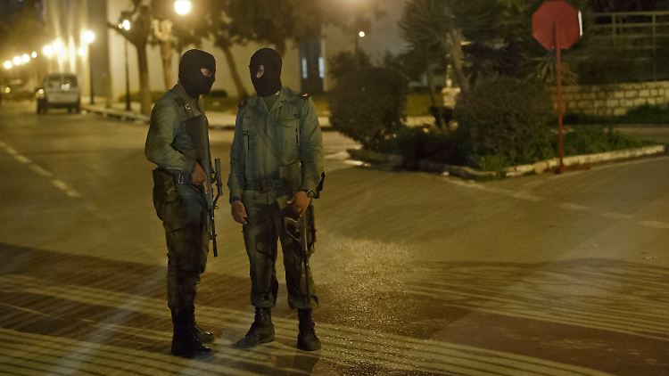 An jeder Ecke in Tunis stehen Soldaten. Der Anti-Terror-Kampf soll jetzt verschärft werden.