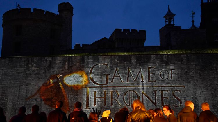 Stilecht feierten die Fans die Premiere der neuen "Game of Thrones"-Staffel im Londoner Tower.